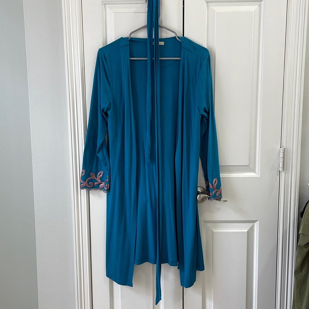 embroiled robe size S like new